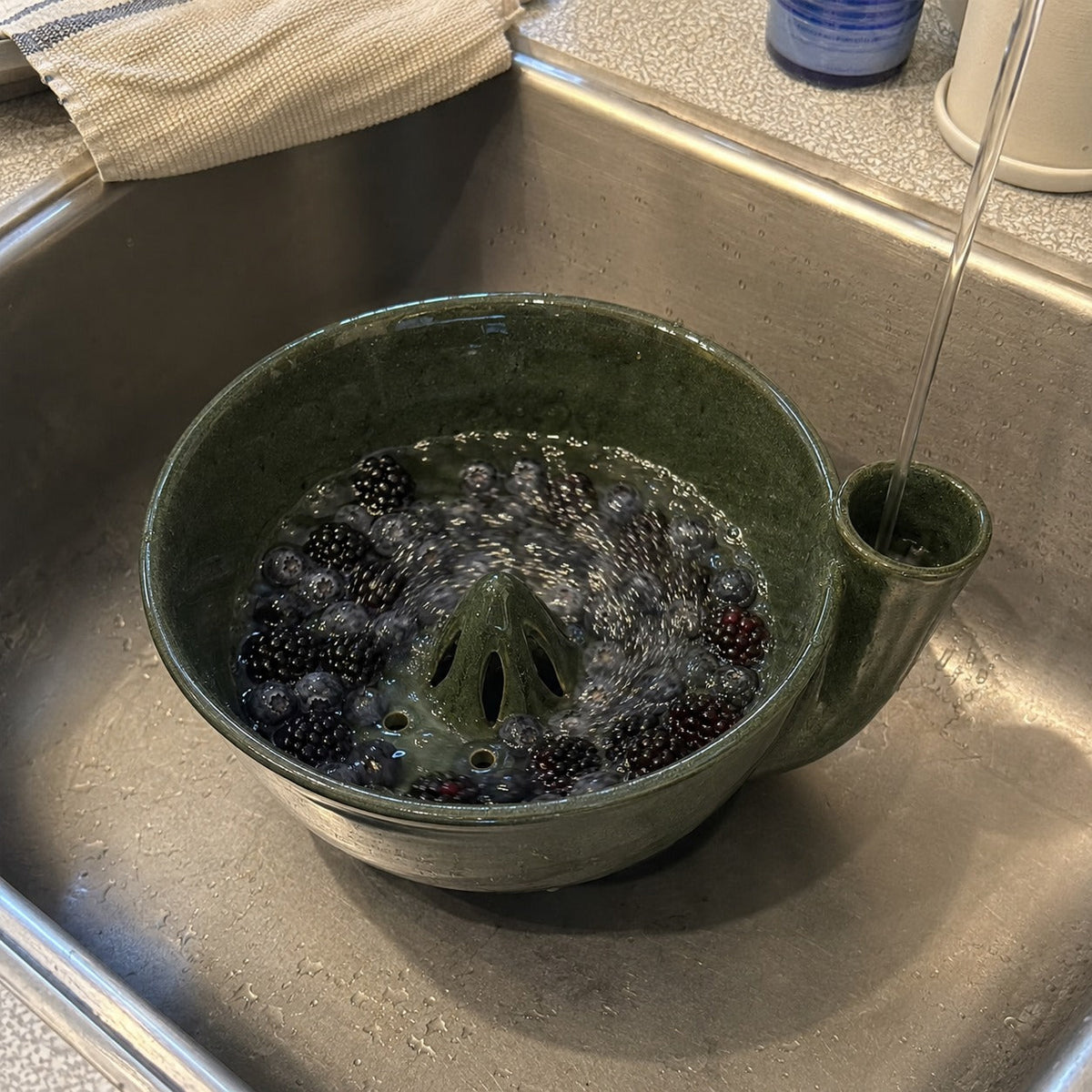 Swirl-Flow Fruit Rinsing Bowl